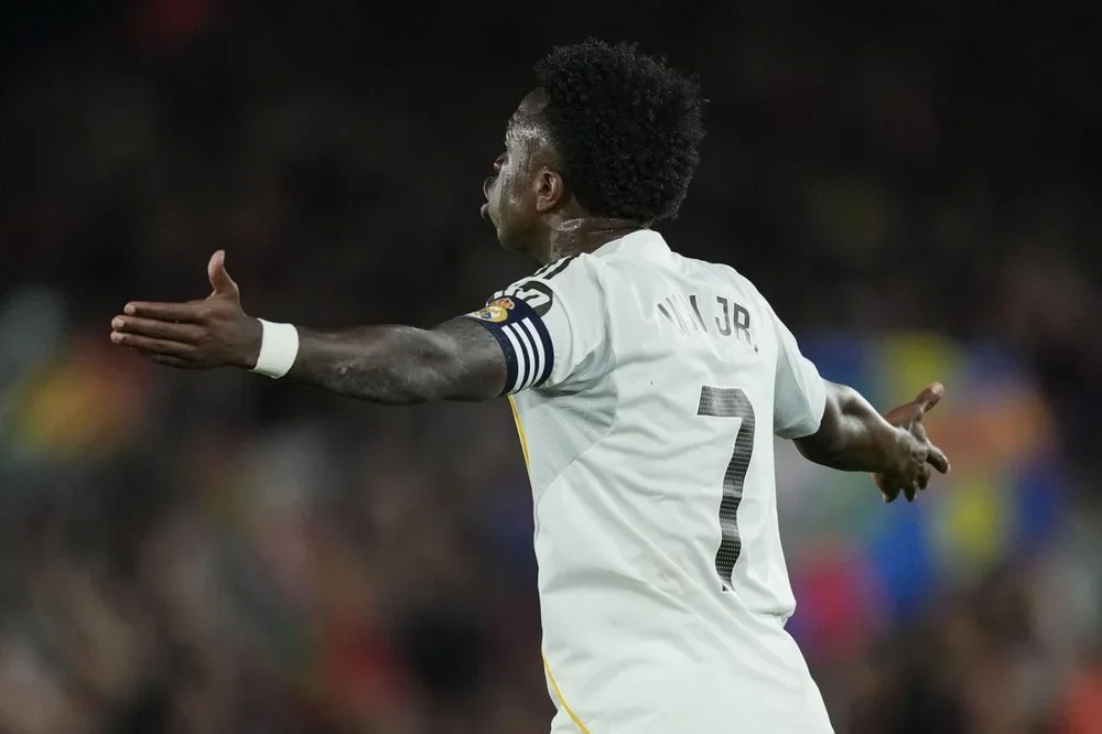 Vinicius, jugador del Real Madrid, protesta una decisión del colegiado del clásico.