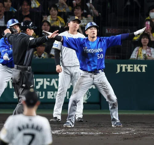 阪神対DeNA　4回表DeNA1死一、二塁、村上頌樹は京田陽太に左前適時打を許し自軍守備の失策もあって2失点を喫す。手前は生還した一走山本祐大（2026年5月8日撮影）