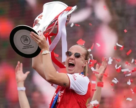 Beth Mead holds up the Women's Champions League trophy during Arsenal Women’s victory parade
