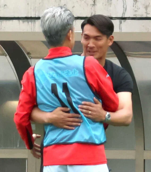 ５月６日の藤枝対福島戦で抱き合うカズ（手前）と槙野監督
